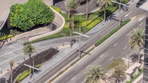 Vue aérienne des transports sur une route animée dans le centre-ville de Dubaï timelapse aérien, Émirats arabes unis — Video