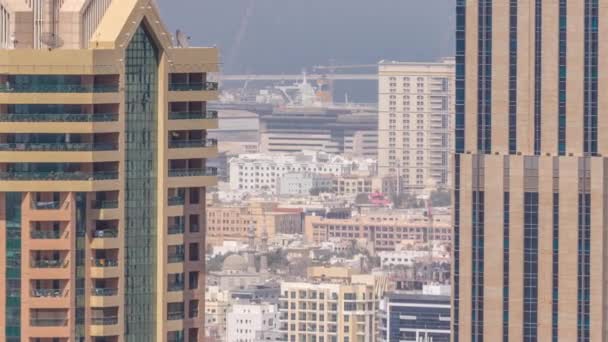 Vista aerea di molti condomini e porto a Dubai timelapse città dal grattacielo nel centro — Video Stock