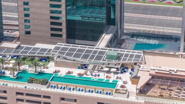 Střešní bazén na střeše s výhledem na město letecké timelapse. — Stock video