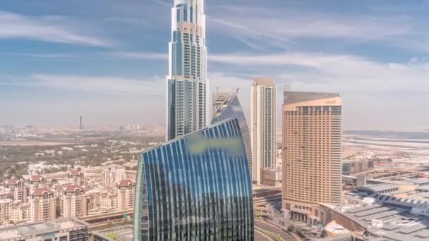 ショッピングモールや交通量のあるドバイのダウンタウンの空中パノラマは、上から一日中通りをタイムラプスします、 UAE — ストック動画
