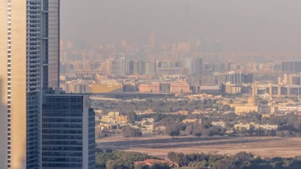 Deira ve Dubai dere bölgesindeki tipik eski ve modern binaların hava manzarası.. — Stok video
