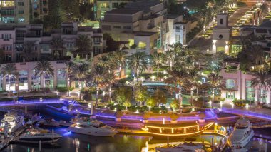 Dubai Marina 'daki fıskiyeler havadan gece gezintisi avuçlarıyla ve limandaki yatlarla dolu. Birleşik Arap Emirlikleri 'nin en büyük şehri gökdelenlerin arka planına karşı..
