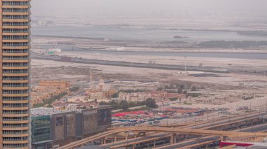 Şehir merkezindeki Dubai şehir merkezindeki işlek bir yol üzerindeki ulaşım manzarası. İnşaat alanı ve Dubai Deresi 'nin kesiştiği yerde trafik var. Birleşik Arap Emirlikleri