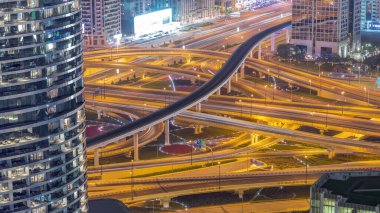 Dubai şehir merkezindeki karayolu kavşağı ve üst geçidi. Gökdelenin arkasındaki yoğun trafiğin olduğu büyük kavşak..