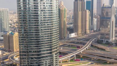 Dubai şehir merkezindeki otoyol kavşağı ve üst geçidi. Gökdelenin arkasındaki yoğun trafiğin olduğu büyük kavşak..