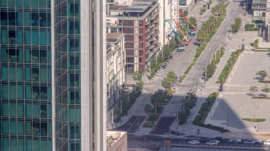 Şehir Yürüyüşü zaman çizelgesi yukarıdan, Dubai şehir merkezindeki yeni şehir alanı. İnşaatı yapılan konut binaları cephe ve alışveriş bölgesi manzarası üzerine çalışır.