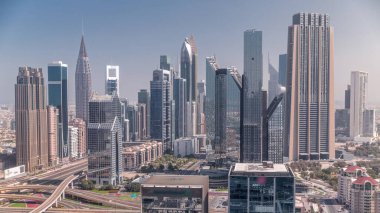 Dubai Finans Merkezi 'nin Panorama' sında uzun gökdelenler zaman ayarlı. Yoğun karayolu boyunca kulelerin hava görüntüsü