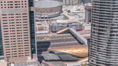 Meşgul Şeyh Zayed Yolu trafik zaman çizelgesi, metro istasyonundan çıkış ve Dubai şehir yürüyüş bölgesi yakınlarındaki modern gökdelenler, Birleşik Arap Emirlikleri