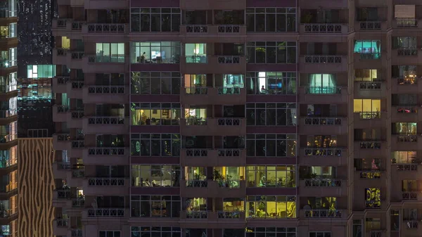 Płaska Nocna Panorama Wielobarwnego Światła Oknach Wielopiętrowych Apartamentowców Antenowa Timelapse — Zdjęcie stockowe