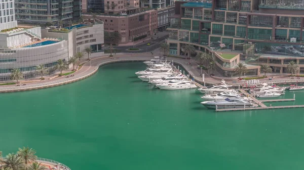 Paseo Marítimo Con Palmeras Dubai Marina Timelapse Aéreo Yates Barcos —  Fotos de Stock