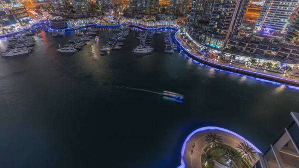 在迪拜码头的空中夜游中 海滨长廊用手掌俯瞰全景 游艇和小船在水面上漂浮 — 图库照片