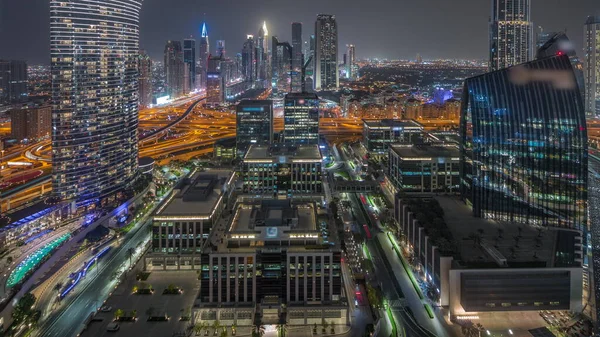 未来主义的迪拜下城和金融区天际线空中夜游 许多灯火通明的写字楼和摩天大楼正对着广场 — 图库照片