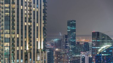 Büyük, fütüristik şehir gecesinin panoramik görüntüsü. İş sahası ve şehir merkezi Kanal, Dubai, Birleşik Arap Emirlikleri ufuk çizgisi yakınında birçok gökdeleni var..