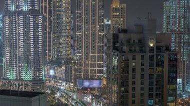 Fütüristik şehir gecesinde kavşakta hava görüntüsü. Dubai, Birleşik Arap Emirlikleri 'nin gökdelenleri ve geleneksel evleri olan iş sahası ve şehir merkezi..