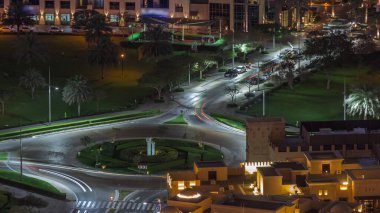 Dubai şehir merkezindeki kavşakta yoğun trafik var. Hava sahasında. Birçok araba kavşakta ilerliyor, BAE