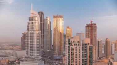 Büyük, fütüristik bir şehrin gökyüzü çizgisi. İş sahası ve şehir merkezi, gökdelenleri ve trafiği olan Dubai, Birleşik Arap Emirlikleri.