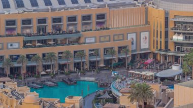 Dubai şehir merkezinde, çeşme ve modern fütüristik mimari havadan zaman ayarlı birçok restoranı var. Eski kasaba ve alışveriş merkezine panoramik manzara