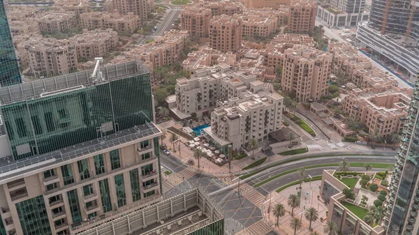 Geleneksel evlerin hava panoramik silueti büyük bir gelecekçi şehir zaman diliminde. Gökdelenleri, Dubai, Birleşik Arap Emirlikleri olan iş sahası ve şehir merkezi.