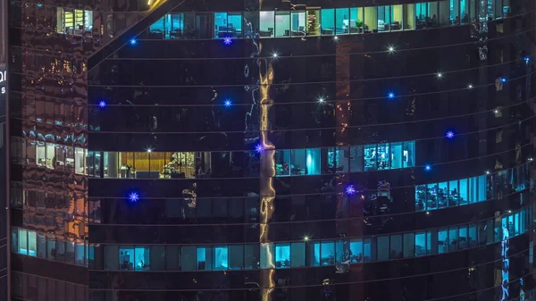Bürofenster Modernen Hochhäusern Leuchten Nachts Zeitraffer Mehrstöckige Wolkenkratzer Mit Beleuchteten — Stockfoto