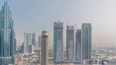Dubai şehir merkezinde modern fütüristik mimari hava zaman ayarlı. Alışveriş merkezinin çatısı olan finans bölgesindeki gökdelenlere en iyi manzara