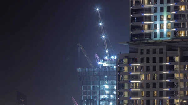 Lange Gebouwen Aanbouw Kranen Het Centrum Nachtelijke Tijdspanne Werkvoortgang Bouwplaats — Stockfoto