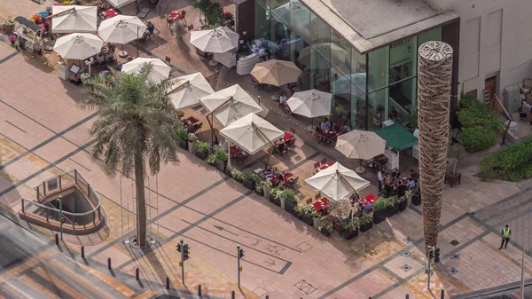 Terras Met Tafels Stoelen Onder Paraplu Restaurant Luchtfoto Timelapse Mensen — Stockfoto