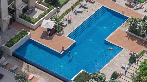 위에서 수있는 수영장은 사람들 아래서 수영하고 모습을 공중에서 수있다 그림자 — 스톡 사진