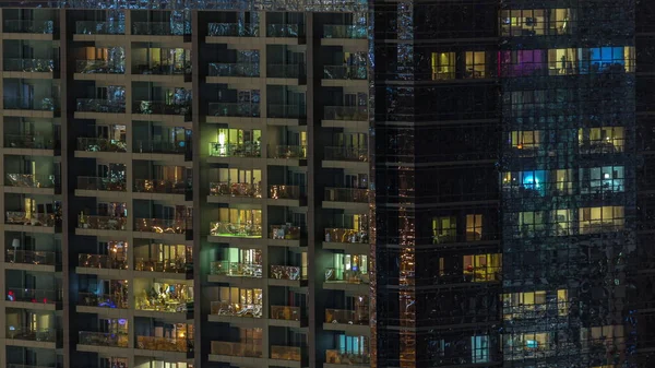 Gece Saatlerinde Apartmanın Pencereleri Aydınlatılmış Evlerin Işıkları Evet Gökdelenlerin Kentsel — Stok fotoğraf