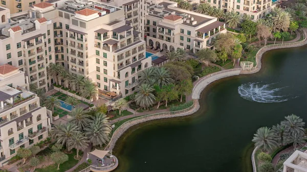 Flachbauten Grünen Viertel Mit Teich Und Springbrunnen Zeitraffer Dubais Skyline — Stockfoto
