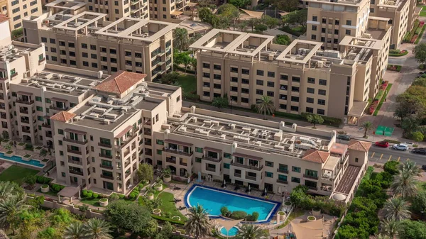 Nízké Budovy Čtvrti Greens Bazénem Vzdušné Timelapse Dubaj Panorama Palmami — Stock fotografie