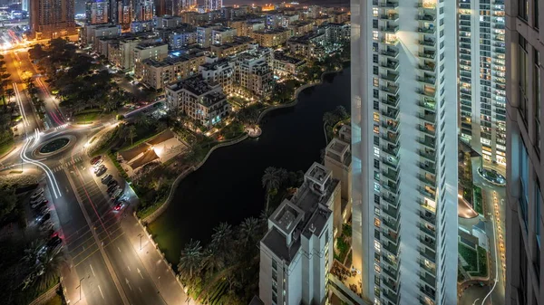 格林斯区的池塘和低层楼房在夜间空中穿行 迪拜的摩天大楼 背景是巴沙高地区的摩天大楼 — 图库照片
