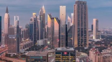Dubai Finansal Merkezi 'nin panorama' sı. Gece gündüz aydınlatmalı gökdelenleri var. Gün batımından sonra işlek otoyol boyunca gökyüzü görüntüsü