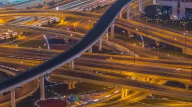 Dubai şehir merkezindeki karayolu kavşağı ve üst geçidi. Yoğun trafiğin olduğu büyük yol kavşağı.