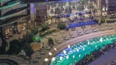 Çatıdaki yüzme havuzu gece aydınlatacak ve şehrin havadan izlediği zaman ayarlı olacak. Beyaz şemsiyeler ve güneşlikler. Dubai, BAE