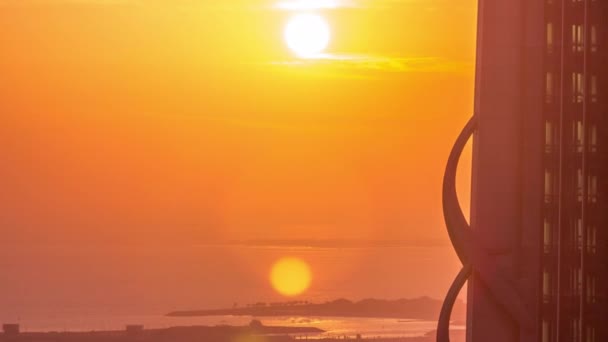 Západ Slunce Nad Mořem Blízkosti Dubajského Vodního Kanálu Oranžovou Oblohou — Stock video