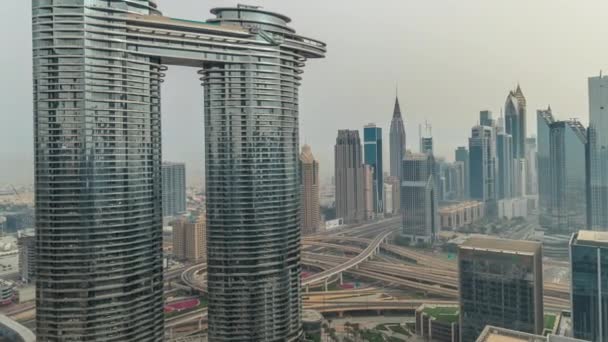 未来主义的迪拜市中心和金融区的天际线空中穿越时间 高速公路上的许多塔楼和摩天大楼交通繁忙 — 图库视频影像