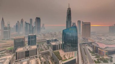 Fütürist Dubai Şehir Merkezi ve finans bölgesinin ufuk çizgisi gündoğumu hava zaman diliminde. Birçok kule ve gökdelenler sabah sisi ile kaplıdır.