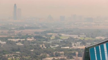Deira ve Dubai deresi bölgesindeki evlerin hava görüntüsü. Bulanık sabahlarda tipik eski ve modern binalar. Dubai, Birleşik Arap Emirlikleri
