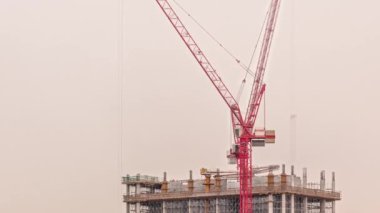 Bina yapım aşamasında ve vinçler şehir merkezinde. Yeni kulenin inşaat alanında çalışma devam ediyor