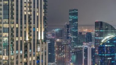 Büyük, fütüristik şehir gecesinin panoramik görüntüsü. İş sahası ve şehir merkezi Kanal, Dubai, Birleşik Arap Emirlikleri ufuk çizgisi yakınında birçok gökdeleni var..
