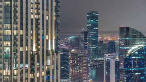 从空中俯瞰一个未来的大城市的夜幕降临 阿拉伯联合酋长国迪拜运河附近有许多摩天大楼的商业区和商业区 — 图库视频影像