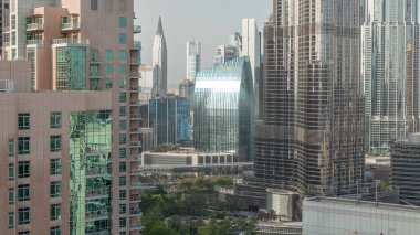 Dubai Şehir Merkezi 'nin manzarası, hava zaman çizelgesinin etrafındaki en yüksek gökdelenlerin camından yansıyor. Finansal bölge ofis kuleleri ve yoğun yollar yukarıdan gelen trafik