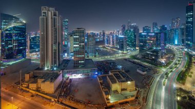 Business Bay Dubai gökdelenleri su kanalları gece panoramik zaman çizelgesiyle aydınlattı. Karmaşık kullanım geliştirme ile konut ve ofis kuleleri ile yollarda trafik