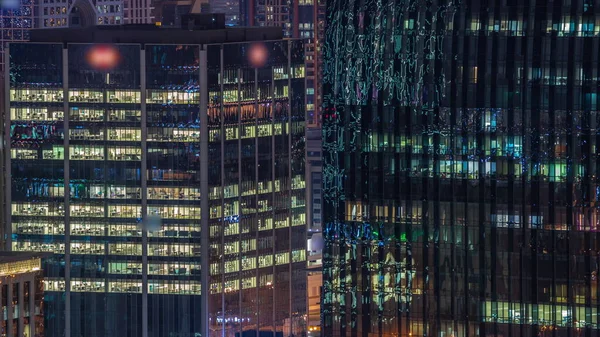 办公大楼明亮的窗户的夜景消失了 在空地上有一排灯光的高层摩天大楼 — 图库照片