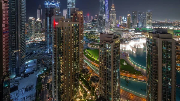 Dubai Belvárosának Legmagasabb Felhőkarcolóival Éjszakai Időeltolódás Tornyok Forgalmas Utak Építése — Stock Fotó