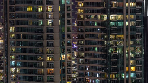 Νυχτερινή Άποψη Του Λαμπερό Παράθυρα Στο Timelapse Πολυκατοικία Ουρανοξύστης Φώτα — Φωτογραφία Αρχείου