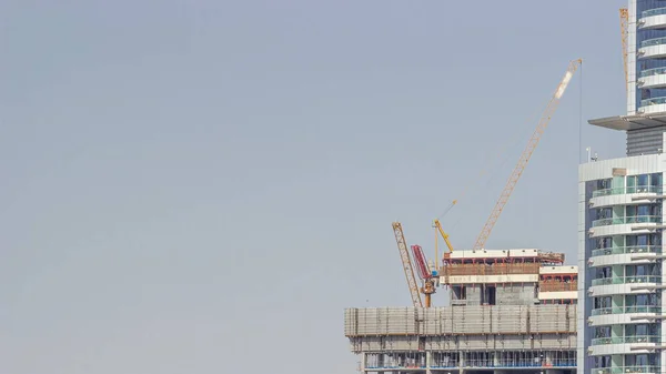 Kranen Die Werken Bouwplaats Werken Van Nieuwe Wolkenkrabber Achter Moderne — Stockfoto