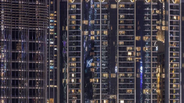 Nachtzicht Van Vele Gloeiende Ramen Appartementengebouw Timelapse Hoge Wolkenkrabber Met — Stockfoto