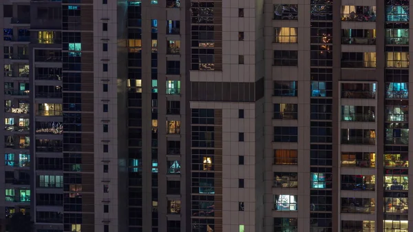 Janelas Apartamento Arranha Céu Envidraçado Brilham Noite Com Luzes Cidade — Fotografia de Stock