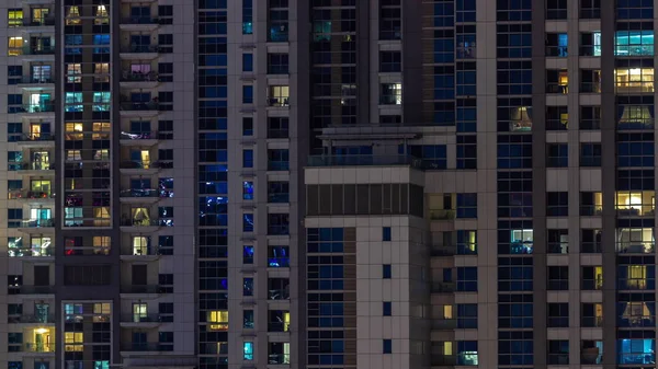 Appartement Ramen Van Een Geglazuurde Wolkenkrabber Gloeien Nachts Met Stadsverlichting — Stockfoto
